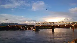 El puente en celosía sobre el río Skagit de la Interestatal 5 colapsó después de que un camión que pasaba golpease un soporte superior.