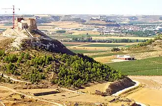 Obras de restauración en el castillo en 2005, que finalizaron en 2006. Al fondo se puede ver el Castillo de Peñafiel.