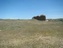 La tierra se va comiendo las ruinas