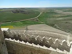 Vista desde la torre del homenaje, con las almenas de piedra.
