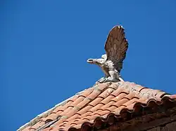 Un águila sobre el tejado de la torre; añadido moderno