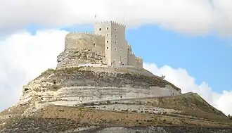 El castillo en lo alto de la colina.