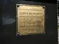 Placa bajo la estatua del rey Felipe II de España