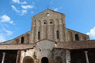 Fachada de la catedral.