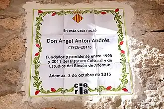 Detalle de plafón cerámico en la fachada de la casa natal de don Ángel Antón Andrés (1926-2011), s/f.