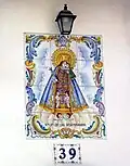 Detalle de plafón cerámico con la imagen de la Virgen de los Desamparados en la fachada de una casa de Ademuz (Valencia), año 2003 (s/f).