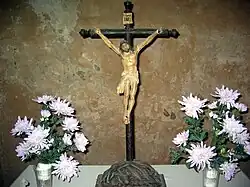 Detalle de crucifijo de mesa en la iglesia parroquial de Arroyo Cerezo, Castielfabib (Valencia).