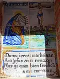 Detalle de plafón cerámico correspondiente al quinto de los Siete Dolores de María en Casasaltas (Valencia).