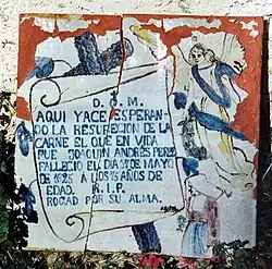 Detalle de ladrillo cerámico (señalización de pared) en el cementerio municipal de Casas Bajas (Valencia), año 1925.