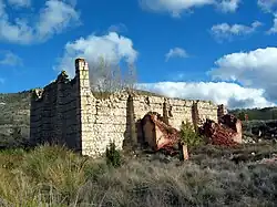 Vista de las ruinas del barrio minero de «La Azufrera» de Libros (Teruel), con detalle del antiguo gran almacén, año 2016.