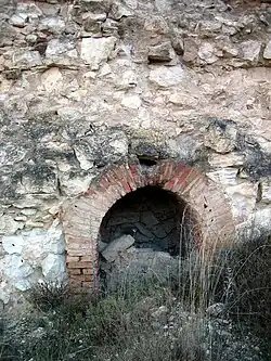 Vista de las ruinas del barrio minero de «La Azufrera» de Libros (Teruel), con detalle de boca de horno, año 2016.