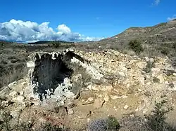 Vista de las ruinas del barrio minero de «La Azufrera» de Libros (Teruel), con detalle de los hornos para la obtención de la «flor de azufre», año 2016.