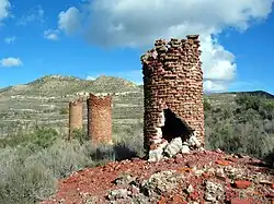 Vista de las ruinas del barrio minero de «La Azufrera» de Libros (Teruel), con detalle de chimeneas de ladrillo, año 2016.