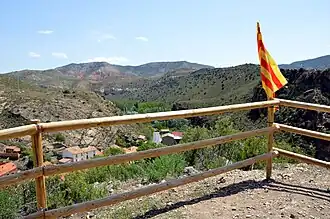 Detalle de barandas protectoras en el Castillo de Libros (Teruel), en la cima de El Mortero (2017).