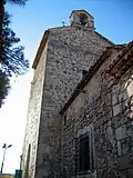 Detalle de la espadaña de la iglesia de Santa María en Moya (Cuenca), desde el callejón de Santa María.