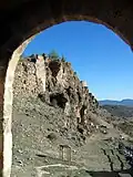 Vista interior de la Puerta de los Ojos en Moya (Cuenca), con detalle de la ladera occidental del cerro, donde se observa la muralla del Primer Recinto (siglo XII). Siglo XV.
