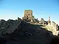Vista septentrional de la Torre del Homenaje del castillo de Moya (Cuenca), desde La Albacara.