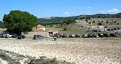 Vista general de la «ermita de Santerón» en Algarra (Cuenca), con detalle del nogal que sombrea la placeta, año 2005.
