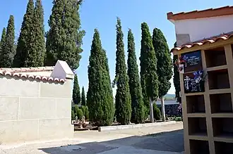 Vista interior del cementerio municipal de Torrebaja, con detalle del columbario (2016).