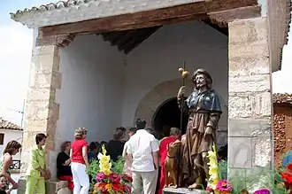 Vista del pórtico de la ermita de san Roque, Torrebaja (Valencia), con detalle de la imagen de san Roque, año 2006.