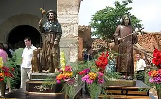 Vista del pórtico de la ermita de san Roque, Torrebaja (Valencia), con detalle de la imagen de san Roque y de santa Marina, año 2006.