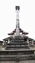 Manastambha en el Saavira Kambada Basadi en Mudbidri, Karnataka, India