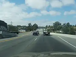 Highway 101 a través de la cara norte de Prunedale.