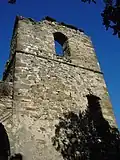 Torre de la iglesia en ruinas.