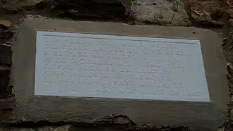 Placa informativa. El 25 de julio de 1986 se instaló la luz en el pueblo; el 15 de diciembre se instaló el teléfono.