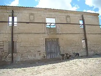 Se mantiene en pie la pared principal de la casa solariega