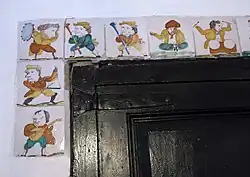 Decorando el cerco de una puerta en el comedor del Castillo de Montsonís.
