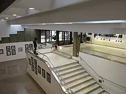 Detalle del vestíbulo de entrada y de una de las salas de exposición.