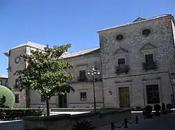 Palacio de las Cadenas desde la plaza del Ayuntamiento