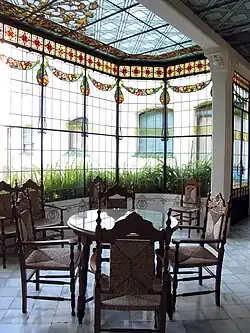 Galería con vitrales modernistas.