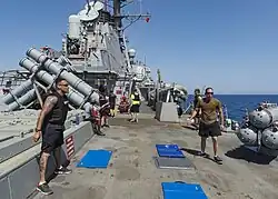 Marineros ejercitándose a bordo del USS Stout (DDG-55) en el 2016.
