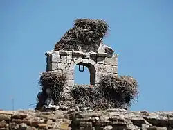 Último cuerpo de la espadaña. Ver el desplazamiento de la clave central de las dovelas