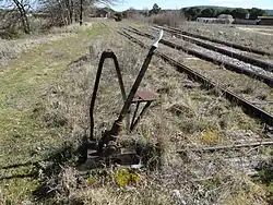 Vías principal y de sobrepaso. En primer plano, palanca de cambio de agujas