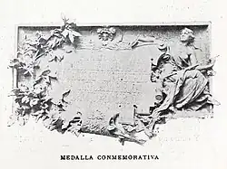 Relieve con la cartela conmemorativa sostenida por la alegoría de la Fama