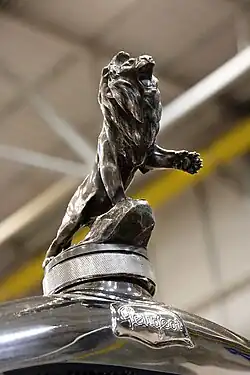 Adorno de capó en un Tipo 184 de 1928-29 con la figura de un león rampante