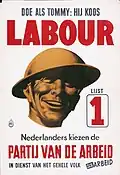Se puede leer: "Haz como Tommy; él eligió al Partido Laborista. Los holandeses eligen al Partido del Trabajo. Al servicio de todo el pueblo". El PvdA intentó ganar votantes señalando la victoria en 1945 del Partido Laborista británico.