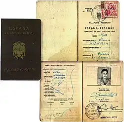 Pasaporte español emitido en Ifni, una posesión colonial en el norte de África.
