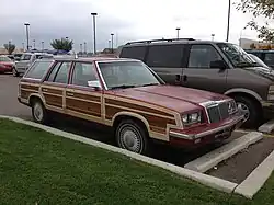 Chrysler LeBaron Town & Country familiar de 1985