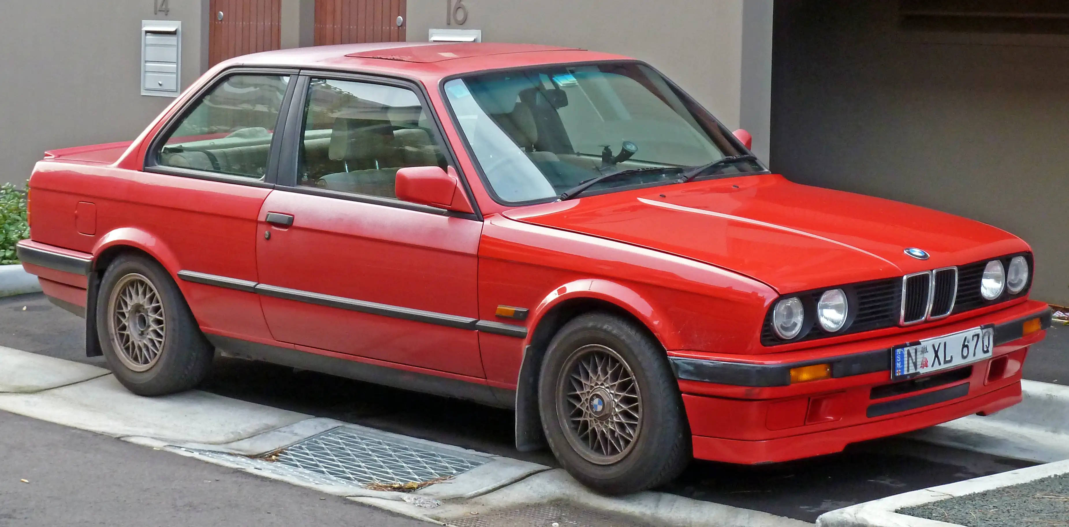 1990-1991_BMW_318is_(E30)_2-door_sedan_02
