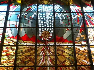 La imagen de los paneles que forman una interpretación abstracta del tema. Remolinos de colores frescos en la sección de arriba y remolinos de colores cálidos en la parte baja con un enfoque central circular en el centro.