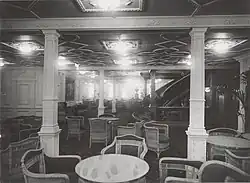 Vista de la sala de recepción de primera clase del Olympic, muy semejante a la del Titanic.