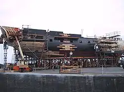 Barco de tamaño completo en montaje.