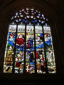 Vitral con La Asunción y la Coronación de la Virgen con Filiberto y Margarita.