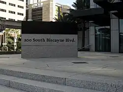 Cartel de 200 Biscayne Boulevard situado en la entrada principal