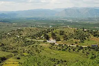 Vista lejana de la colina de Panagitsa, a las afueras de Micenas
