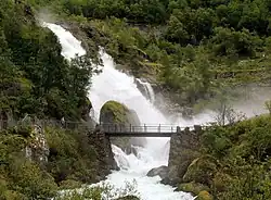 Cascada sobre el Briksdalselva, alimentada por el derretimiento del glaciar Briksdal.